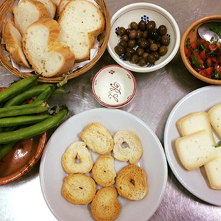 SAGNE CICIARI E TRIA PARMIGIANA LEGUMI (morsi, fave e cicorie).pezzetti di cavallo, tacchino con peperoni, tacchino all'arancia,coniglio con patate, involtini di maiale. FOCACCE TIPICHE PITTA DI PATATE VERDURE FRESCHE e SECCHE PANE AL FORNO A LEGNA DOLCI TIPICI